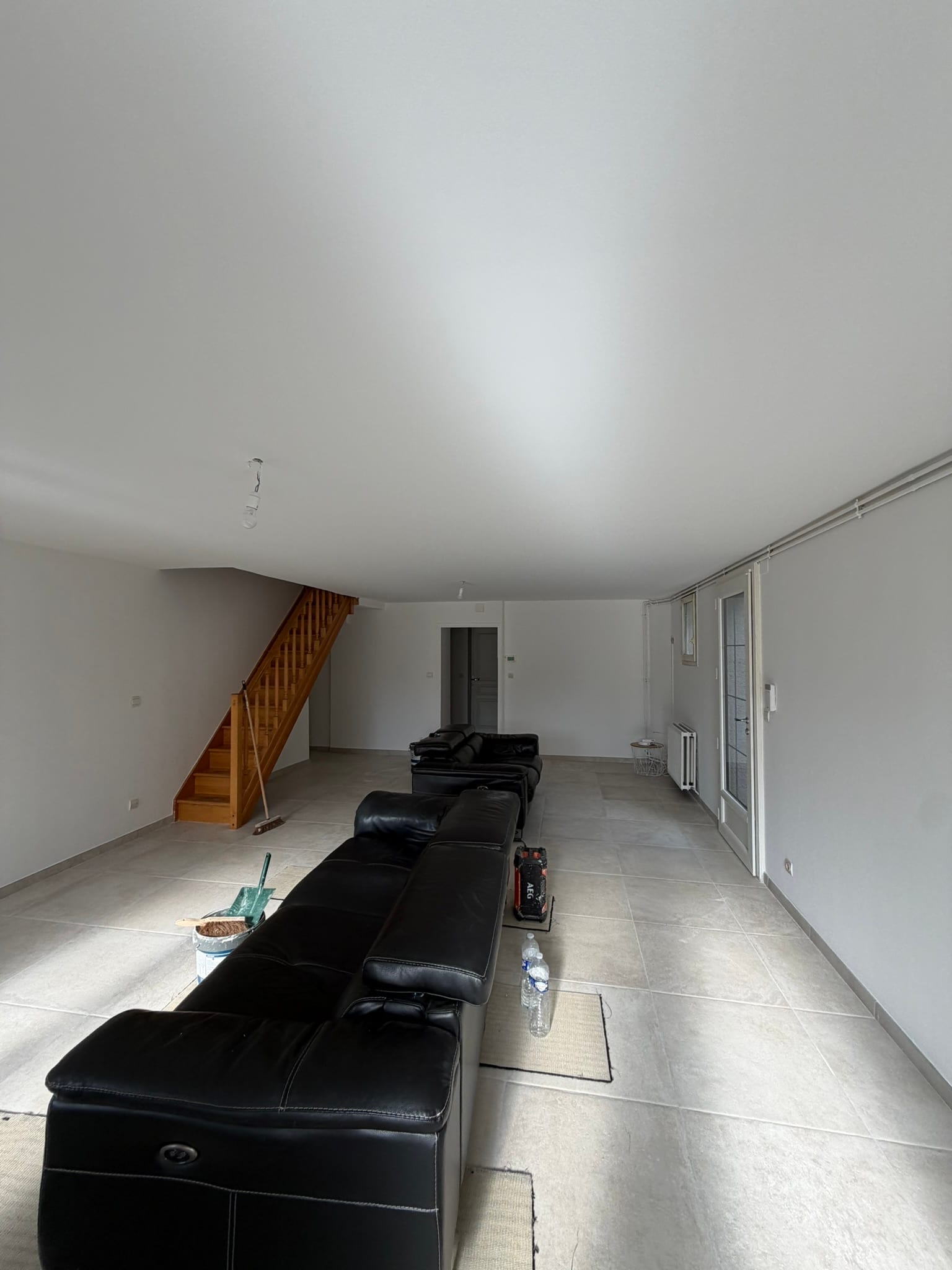Salon/séjour entièrement préparé, ratissé et repeint