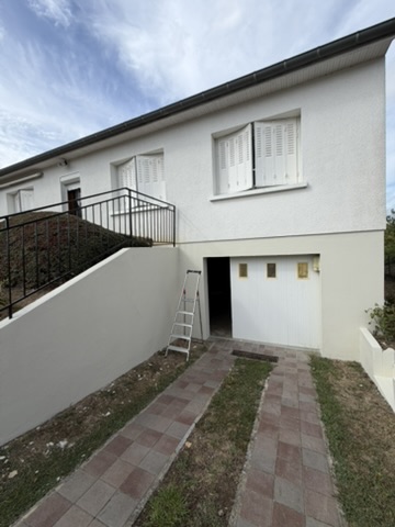 Façade, clôture et rambarde de cette maison repeinte