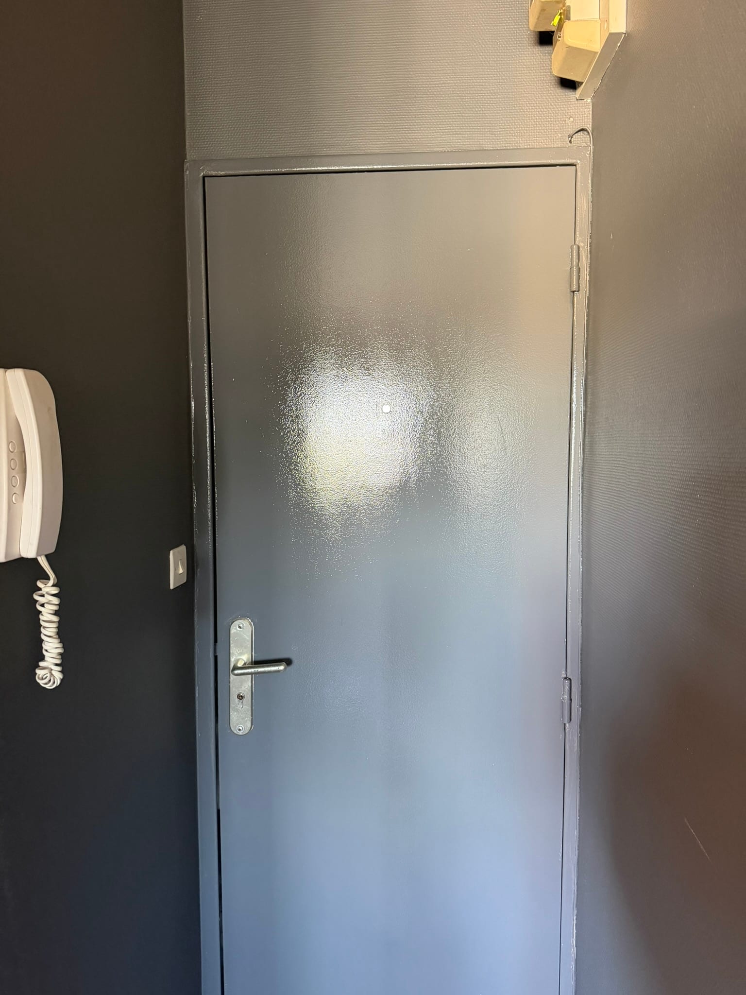 Ponçage et mise en peinture de cette porte