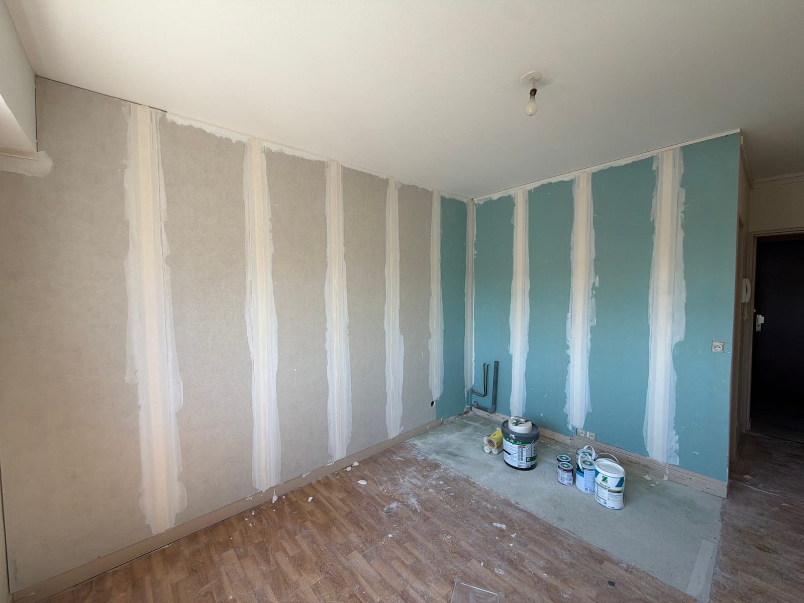 Bandes à placo dans un appartement refait à neuf