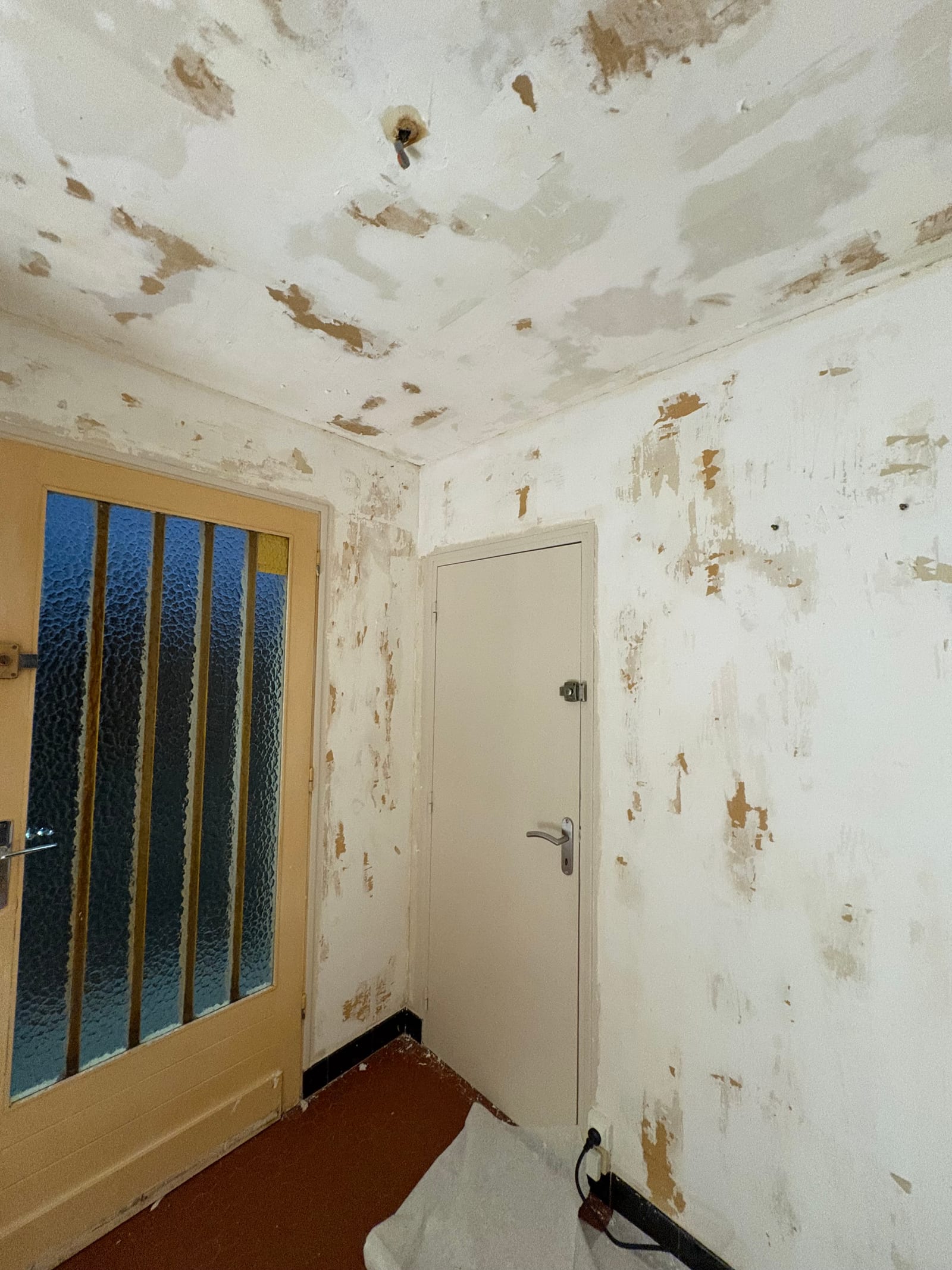 Dépose de papier peint pour la préparation au ratissage et à la mise en peinture pour cette entrée/couloir
