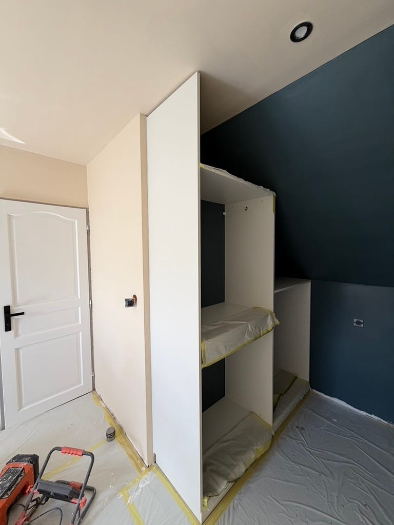 Dressing sous escalier peint en bleu canard, mise en couleur à Bourges (18)