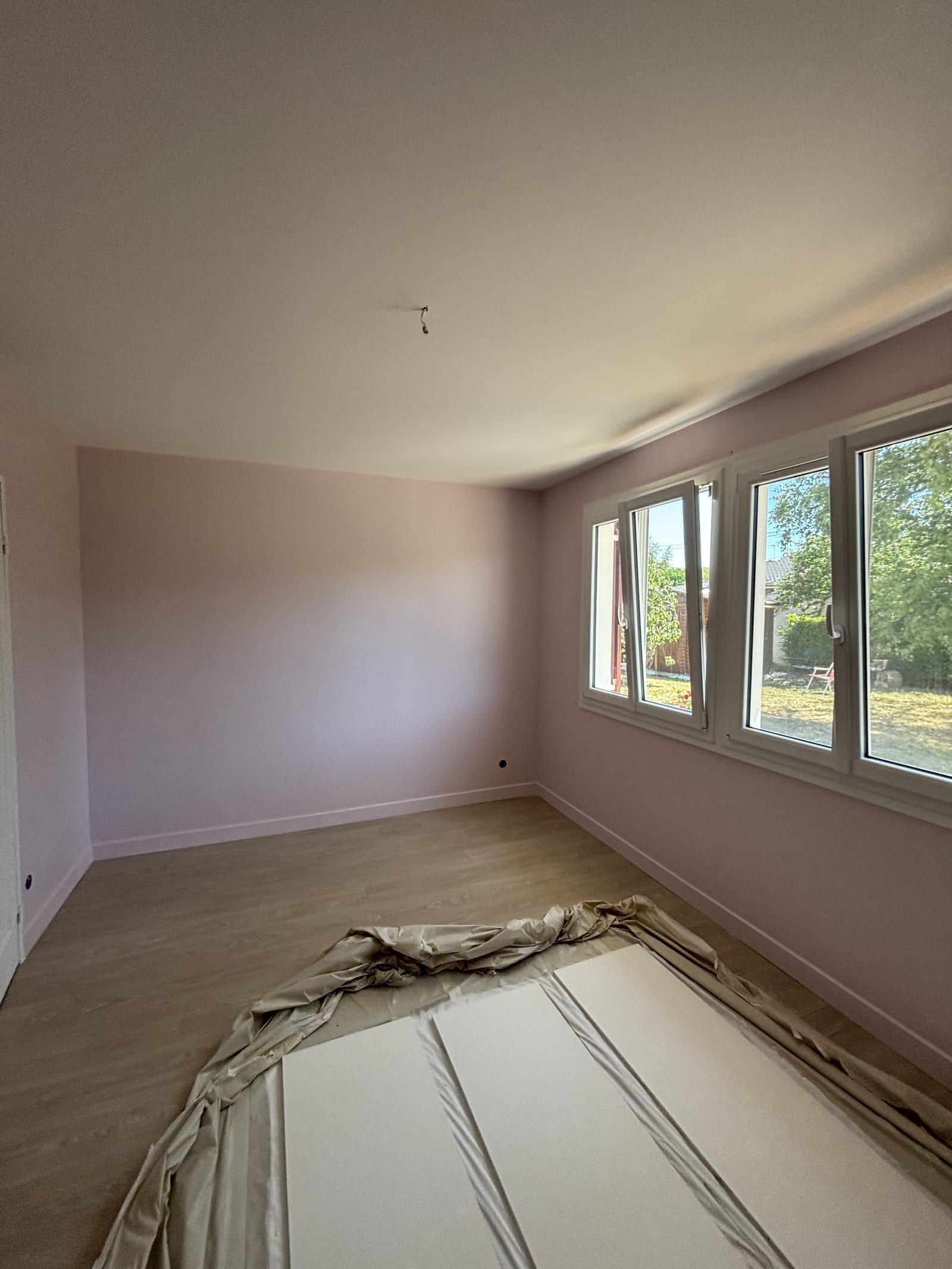 Chambre rénovée en rose poudré, finitions soignées, peintre à Bourges