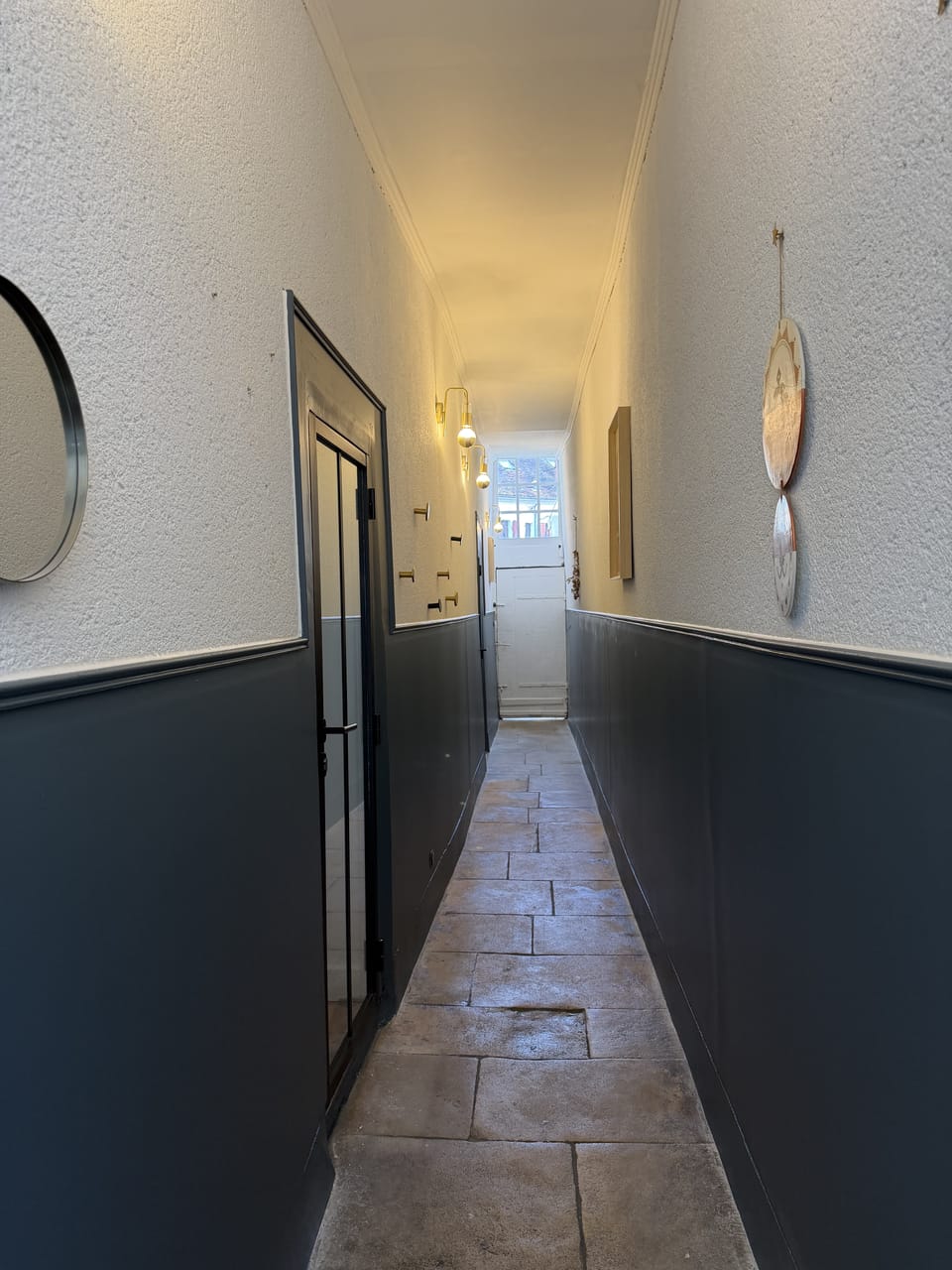 Couloir avec soubassement bleu foncé et haut clair, peinture décorative à Bourges (18)