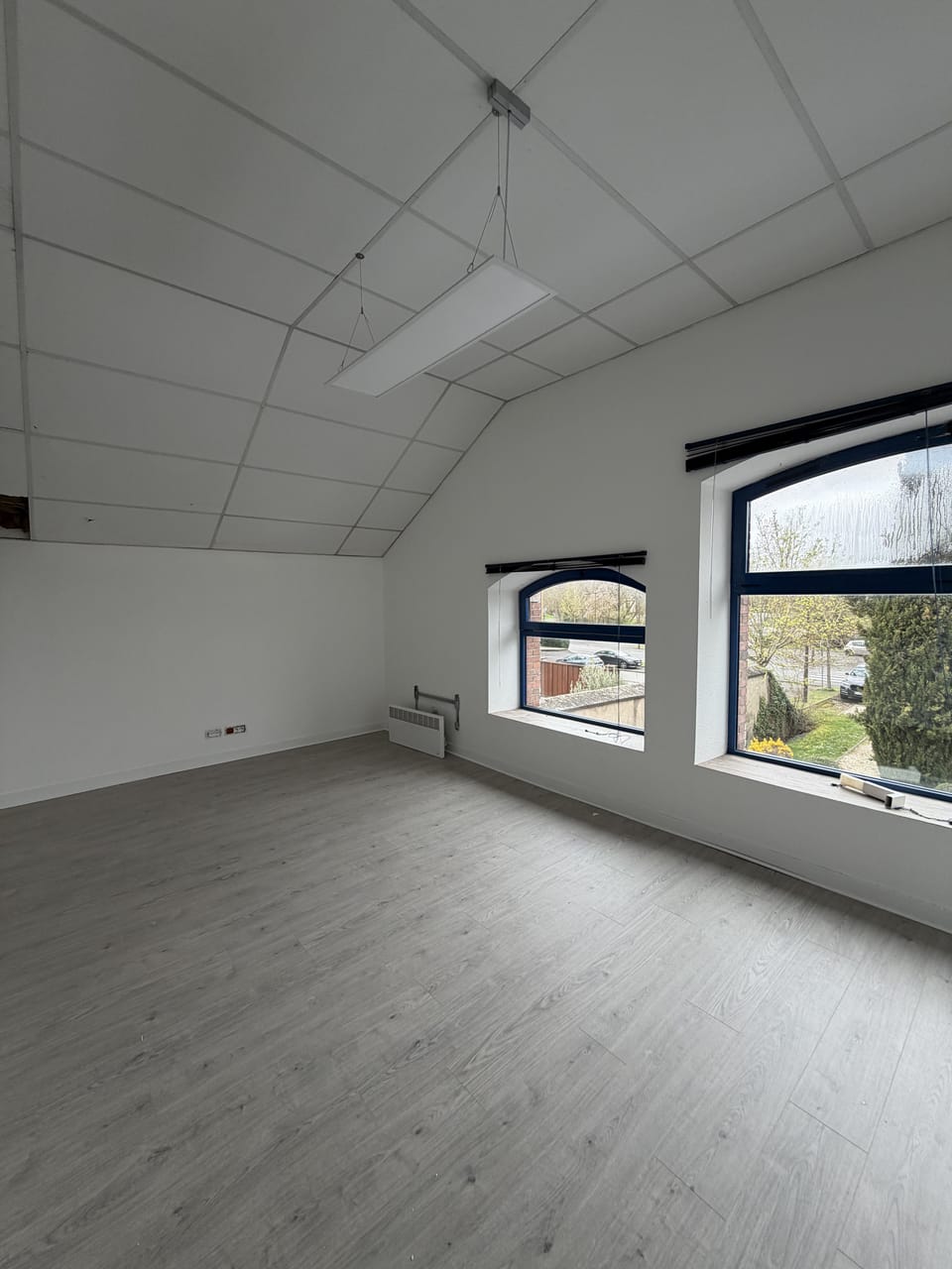 Pièce de vie mansardée repeinte en blanc, peinture intérieure à Bourges (18)