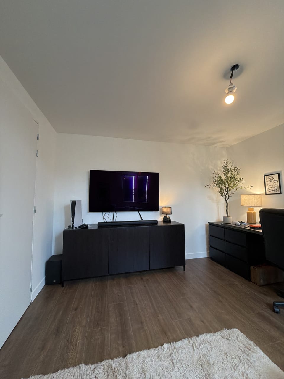 Salon cosy repeint en blanc avec parquet, peintre en bâtiment à Bourges (18)
